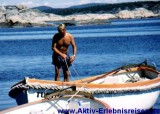 Stenar, der Leiter des Camps, bereitet die Boote vor ...